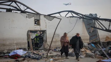 Hasiči obhlížejí to, co zbylo z rehabilitační nemocnice pro drogově závislé po útoku na Kábul