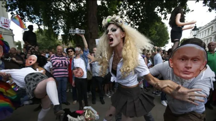 Postoj Ruska k homosexuálům vyvolal protesty po celém světě