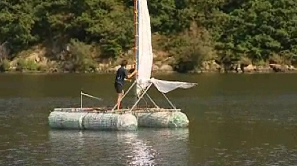 Albert Fikáček se svou lodí z PET lahví