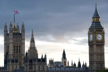 Britský parlament se udržel ve hře o brexit. Nová vláda to bude mít s odchodem bez dohody těžší
