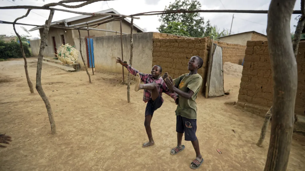 Ve rwandské „vesnici smíru“ vypadá život 25 let po genocidě idylicky