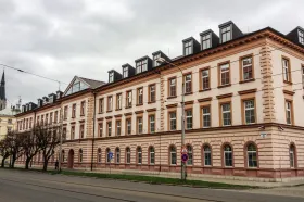 Soud přiznal znásilněné dívce a matce odškodnění přes půl milionu korun