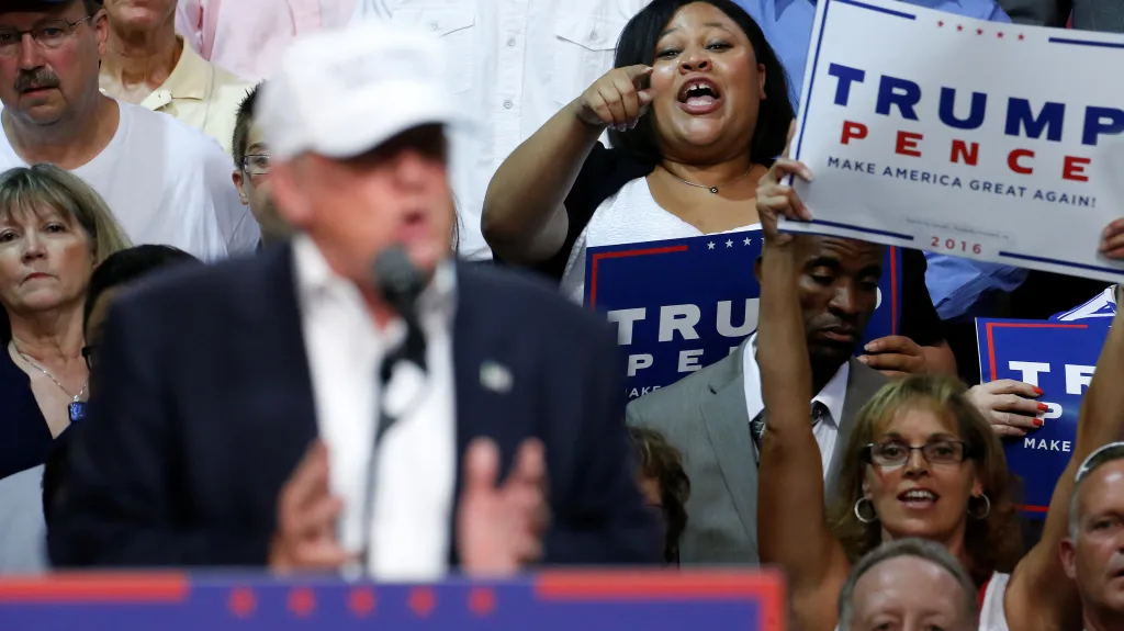 Donald Trump na předvolebním shromáždění v michiganském Dimondale