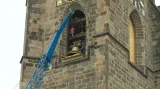 Jeřáb zvedá zvon na věž kostela sv. Bartoloměje