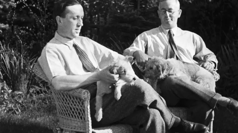 Karel Čapek (vlevo), jeho bratr Josef a Dášeňka