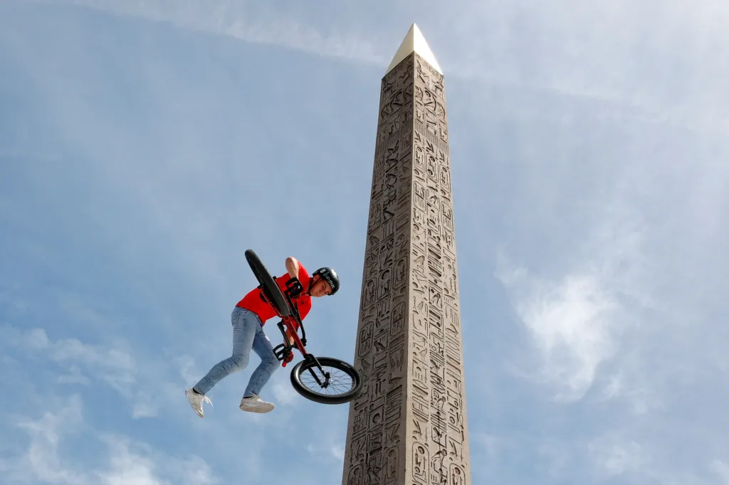 Francouzský tým BMX vystoupil na náměstí Place de la Concorde, které se stalo propagačním olympijským parkem před olympijskými hrami v Paříži 2024.