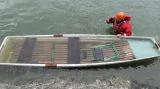 Na loďce se plavili tři muži, jeden je nezvěstný