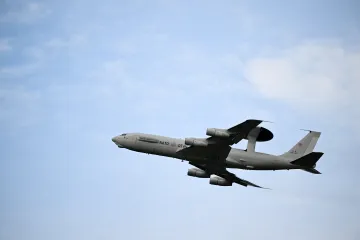 Snímky ukazují poškozený radarový letoun amerického letectva, píše BBC