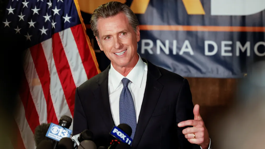 Gavin Newsom na tiskové konferenci
