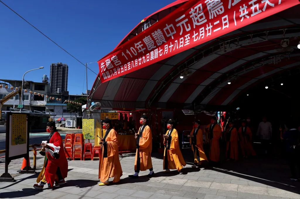 Festival hladových duchů se koná v zemích, jejichž obyvatelé vyznávají taoismus nebo buddhismus. Fotografie ukazují tradice věřících v Tchaj-peji na Tchaj-wanu
