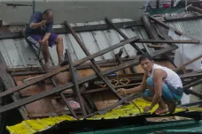 Filipíny zasáhl tajfun Phanfone, tisícům lidí zkazil Vánoce