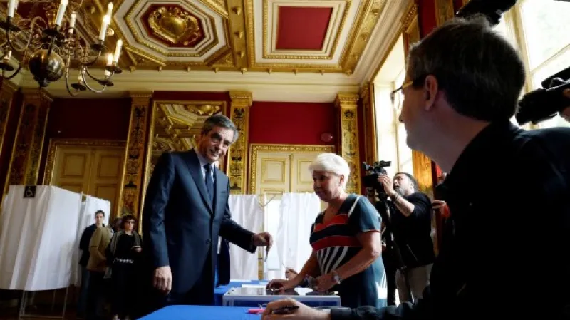 Francois Fillon ve volební místnosti