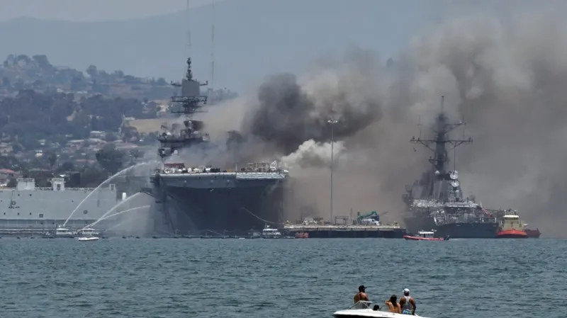 Požár na americké vojenské lodi U.S.S. Bonhomme Richard