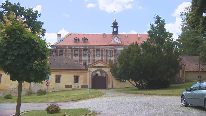 (Ne)opravovaný zámek v Protivíně