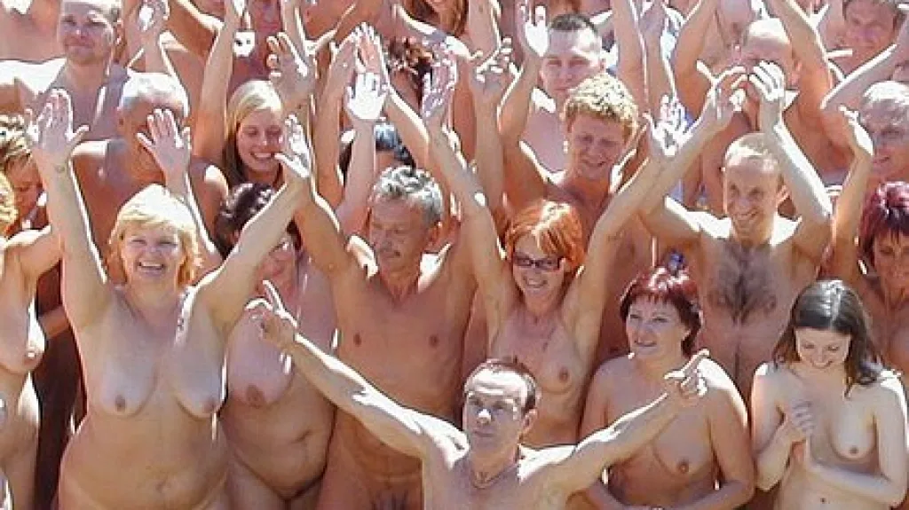 Saudek při fotografování skupinového aktu