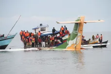 V Tanzanii havarovalo dopravní letadlo. Zemřelo 19 lidí 