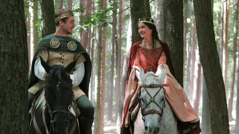 Podle scénáře Petra Hudského moderní pohádku na klasické motivy natočil Karel Janák, který už má ve vánočním portfoliu Dvanáct měsíčků (kterou ČT také odvysílá) a Princeznu a písaře.