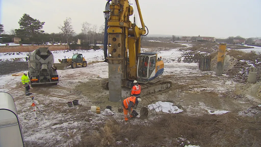 Dělníci začali se stavbou mostů