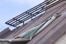 Slíbili opravu střechy, místo práce zmizeli s penězi. Policie hledá další oběti skupiny podvodníků