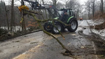 Odstraňování padlých stromů ze silnice po bouři Eberhard u Bad Honnef jižně od Bonnu, Německo.