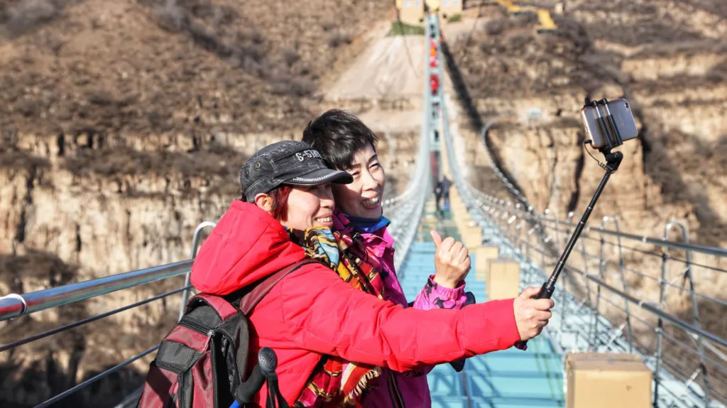 Nejdelší skleněný most leží v Číně