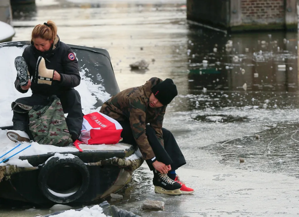 Zamrzlé kanály si užívají bruslařští nadšenci v Nizozemí