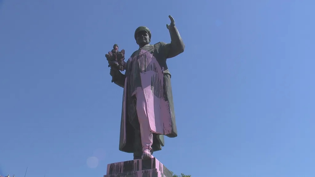 Socha maršála Koněva politá barvou