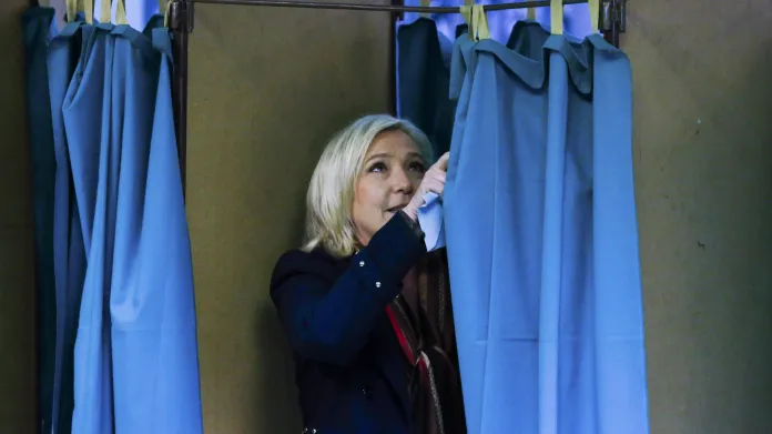 Marine Le Penová ve volební místnosti v Hennin-Beaumont