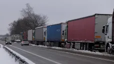 Kamiony stojí v dlouhé frontě na překročení polsko-ukrajinské hranice na přechodu Dorohusk–Jagodzin
