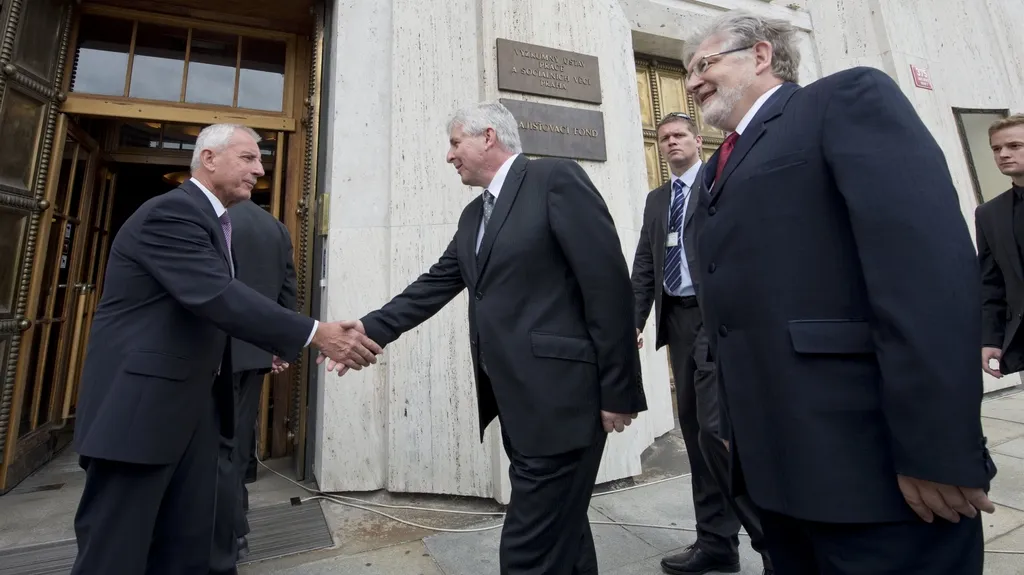 Ministr zdravotnictví Martin Holcát (vpravo)