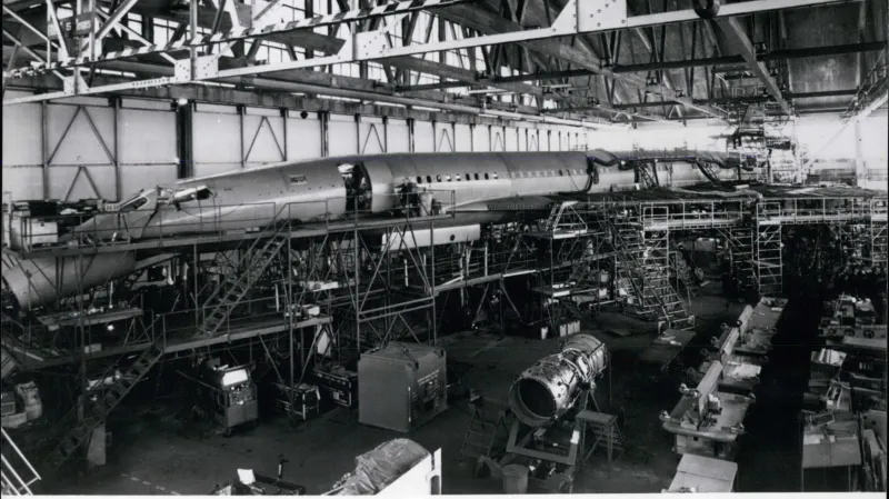 Stavba prototypového Concordu v hale Aérospatiale v Toulouse