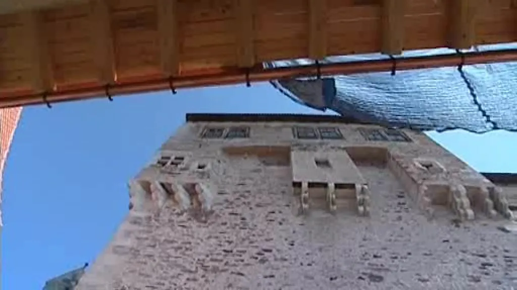 Poničená střecha sýpky na hradě Pernštejn