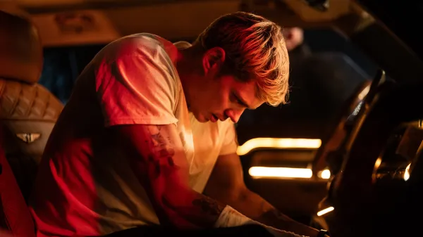 Prahu miluju, říká Bill Skarsgård. Tentokrát v ní uváznul při natáčení V pasti
