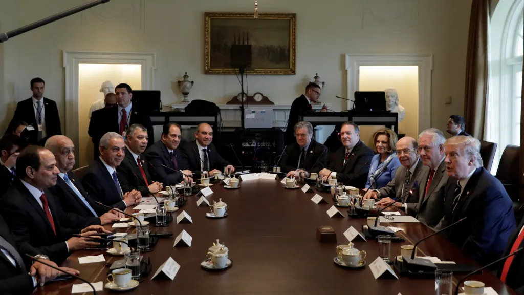 Egyptská a americká delegace při jednání v Bílém domě
