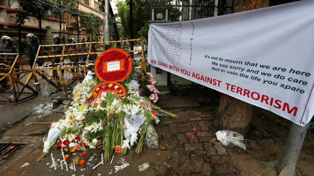 Květiny pro oběti útoku v Dháce