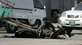 Pákistánský policista se kryje za raněným koněm