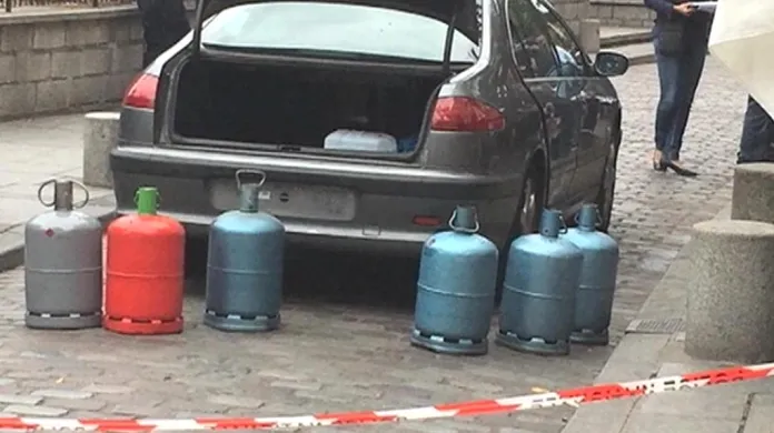 Vůz s plynovými bombami a naftou nalezený u Notre Dame