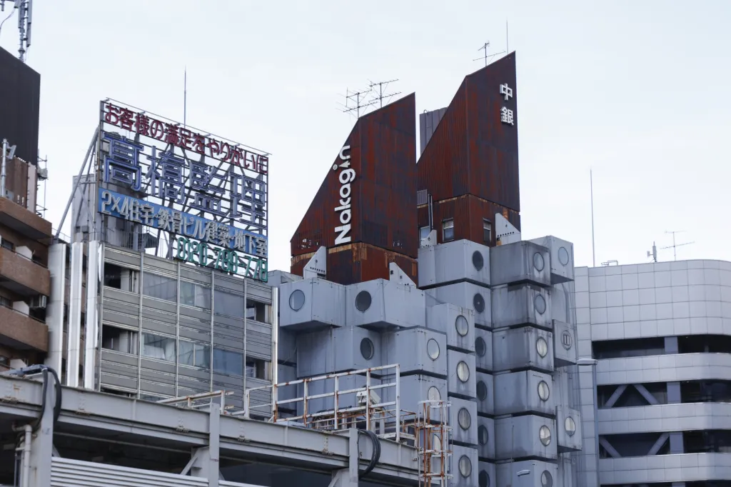 Za zachování stavby lobbovalo mnoho lidí včetně Kurokawy, který o to bojoval až do své smrti v roce 2007. Tacujuki Maeda z hnutí těch, kdo stáli o záchranu věže, řekl, že Japonsko nemá zákon na ochranu podobných architektonických děl