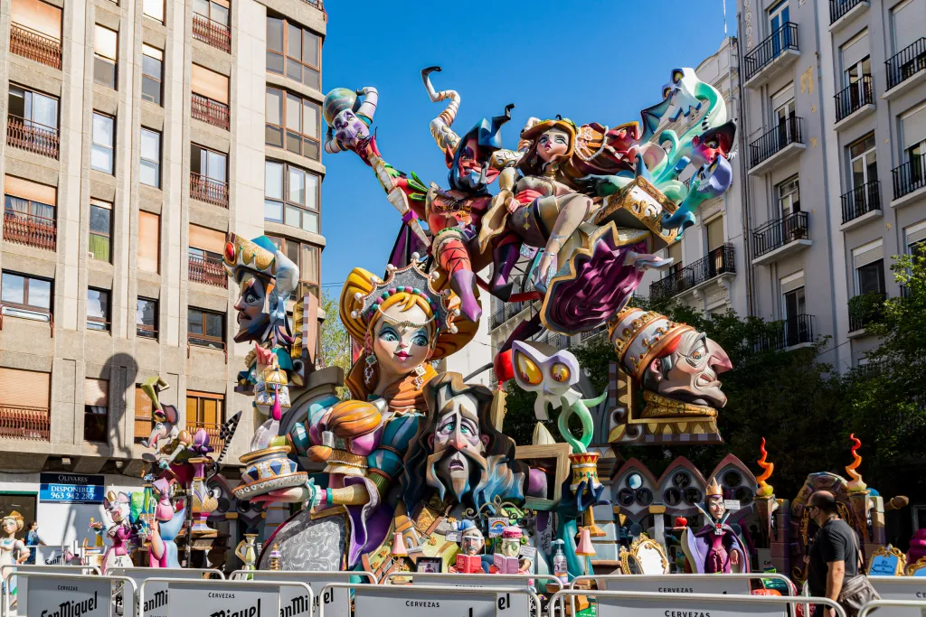 Las Fallas vhání do ulic Valencie radost každý rok od 15. do 19. března a přípravy trvají celý rok. Letošní ročník byl z obav před šířením onemocnění covid-19 přesunutý na datum 1. až 5. září