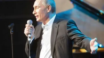 Vladimir Putin hraje na klavír