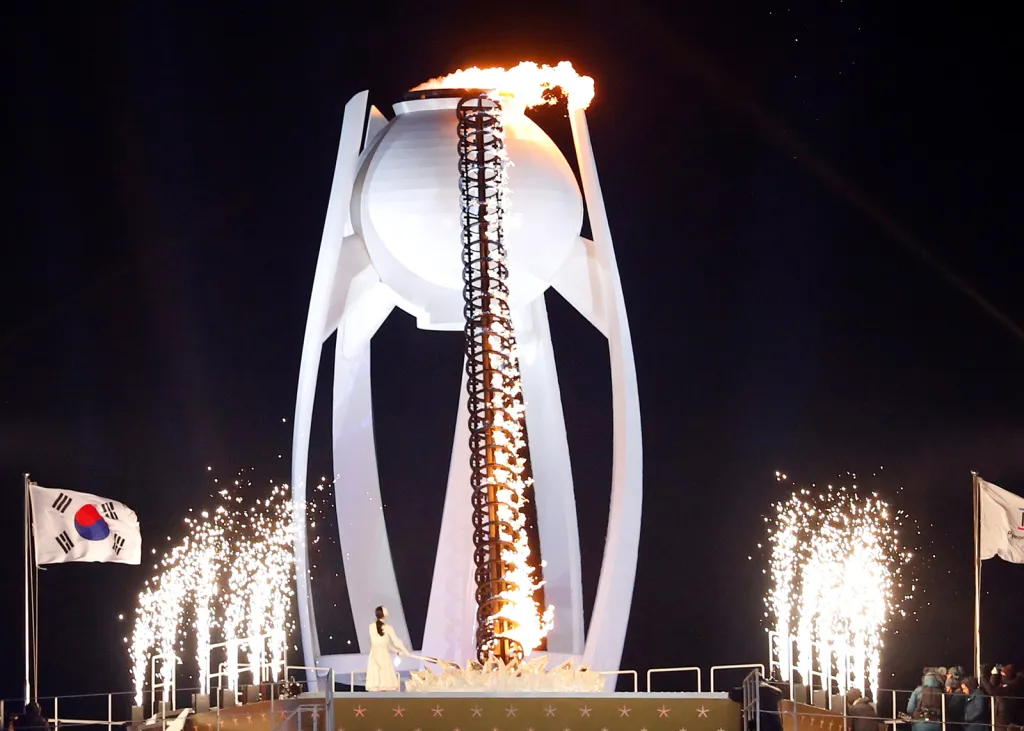 Bývalá jihokorejská bruslařka Yuna Kim zapaluje oheň v olympijském kotli během zahajovacího ceremoniálu na olympiádě v Pchjongčchangu