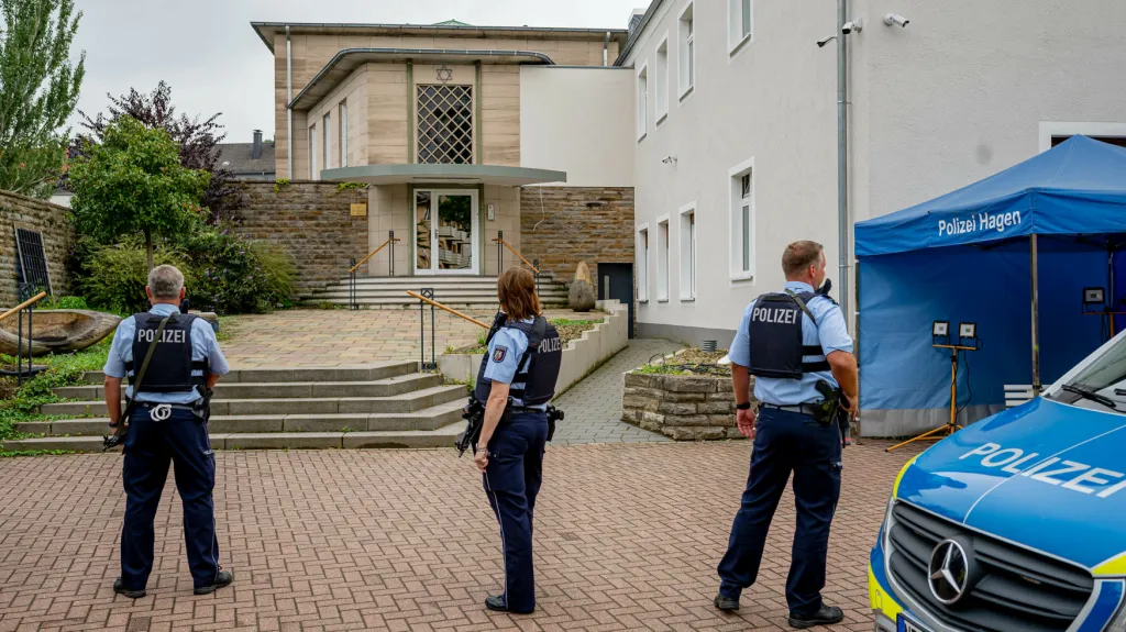 Policisté před synagogou v německém Hagenu