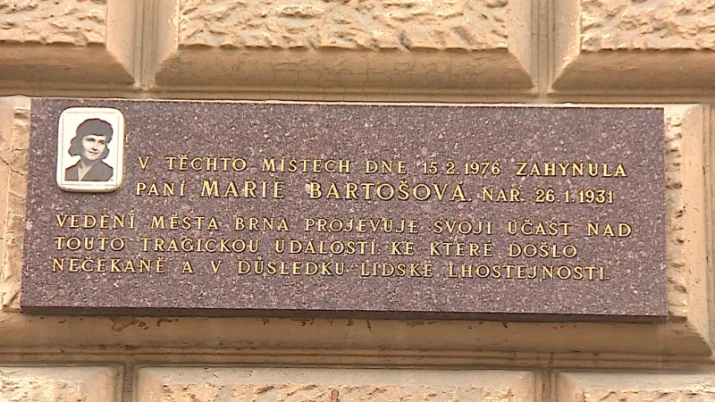 Místo tragédie připomíná pamětní deska