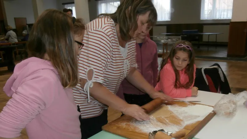 Pečení perníků v Košticích