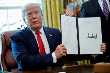 Írán utrácí jen za teror, kritizuje Trump. Pohrozil útokem a odsoudil Rouháního slova o mentální retardaci