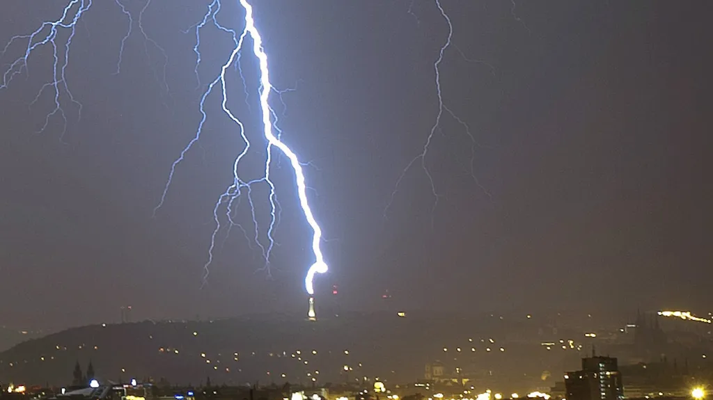 Bouřka nad Prahou