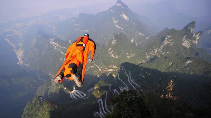 Skoky s wingsuitem se staly osudné mnoha lidem včetně známého maďarského letce Viktora Kovátse (na snímku)