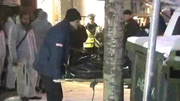 Bulharská policie odnáší tělo Borise Cankova