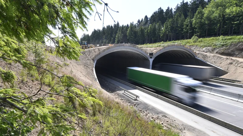 Ekodukt na D1 u Humpolce před dokončením