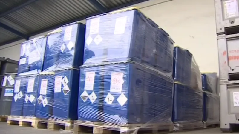 Chemikálie odvezli hasiči do skladu nebezpečných odpadů v Brně